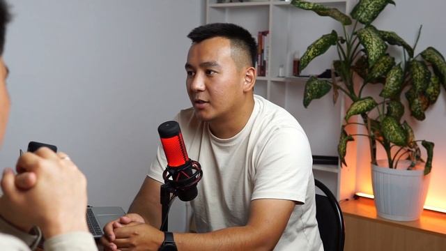 Асет Мурзабаев, Рашит Ильясов. Про Уральск, тревел блоги и казахский язык. Ночная Смена #17 смотреть онлайн