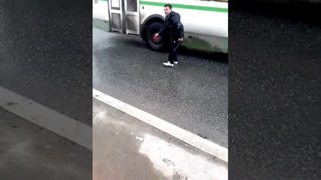 пьяный мешает проезду машин на дороге, Пермь,жесть. смотреть онлайн