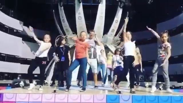 Алексей Воробьев и Студия танца "XXI ВЕК" на Детской Новой Волне 2017 смотреть онлайн