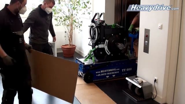 Транспортировка тяжелых двигателей с помощью лестничного лифта TT 600 смотреть онлайн