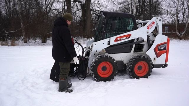 Мини-погрузчик Bobcat S530 (Бобкэт). Обзор снегометателя шнекороторного 1800мм. смотреть онлайн