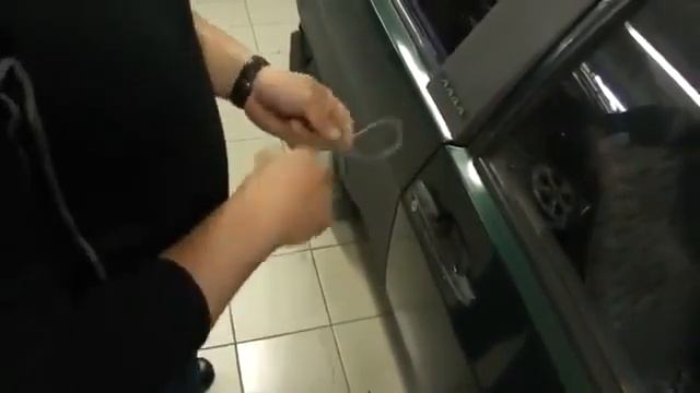 Как достать ключи из закрытой машины смотреть онлайн