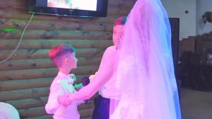 Братишки поздравляют сестру на свадьбе.