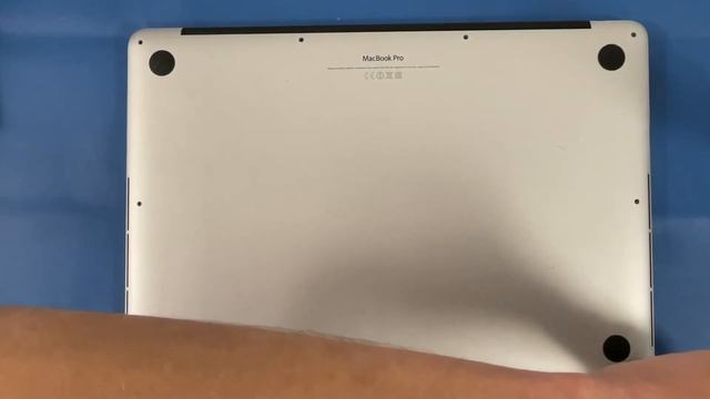 Remplacement du boîtier inférieur du MacBook Pro 15" Retina mi 2014 смотреть онлайн