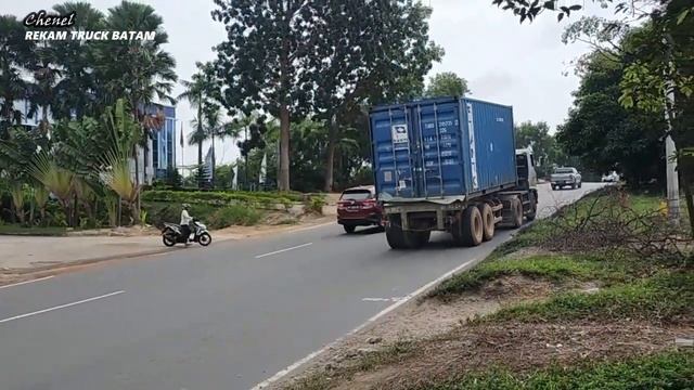 TRUCK NISSAN DIESEL, TIBA-TIBA MATI MENDADAK!!! SOPIR TELAT OPER GIGI. смотреть онлайн