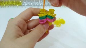 ?Брелок ПЕРО из резинок на рогатке