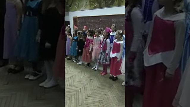 Песня ,, Кузнечик,, исполняет хор ,,Скворушка,, смотреть онлайн