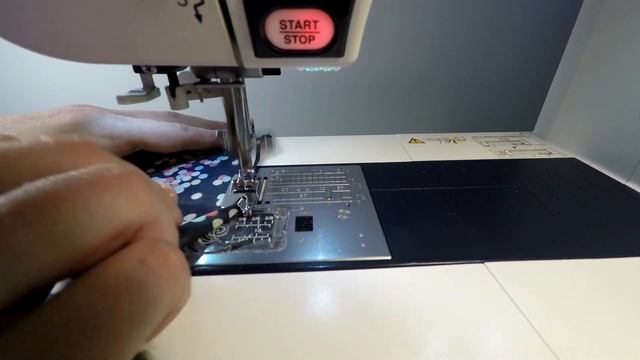 Шьем платочек с помощью лапки для подрубки края смотреть онлайн