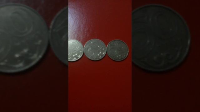 ТРИ МОНЕТЫ ПЯТЬДЕСЯТ ТЕНГЕ решкой на бордовой поверхности Двадцать Восьмого Октября смотреть онлайн