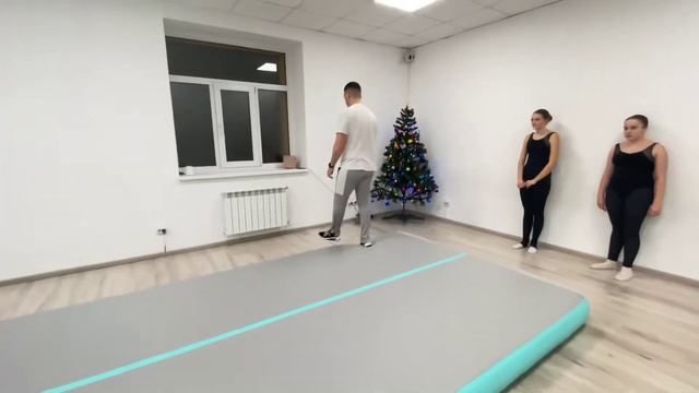 Acrobatics lesson for dancers Урок акробатики для танцоров смотреть онлайн