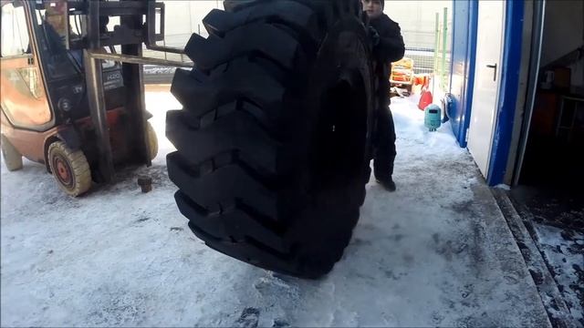 Шина весом 1 200 кг. Цельнолитая шина 23.5-25 смотреть онлайн