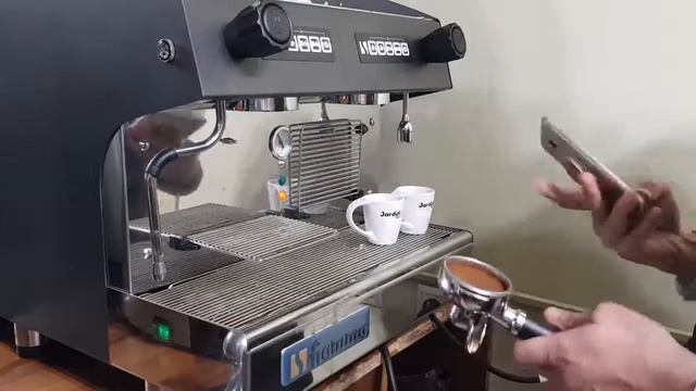 Приготовление эспрессо в кофемашине Fiamma Caravel 2CV Compact TC