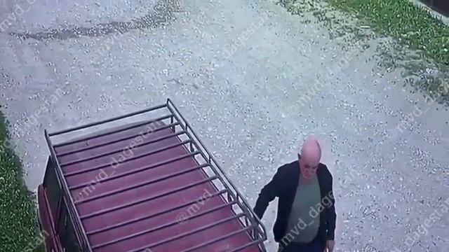 В Хасавюрте мужчина, угнавший машину, помог полицейским ее найти. Очень забавный случай смотреть онлайн