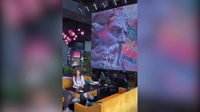 Футуристическая подача блюд в Дубай Молл.Futuristic serving of food in Dubai Mall. смотреть онлайн
