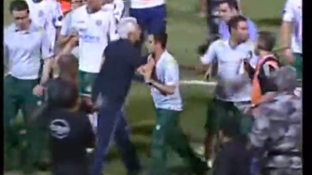 Técnico Leão e Rafael Moura agridem Repórter na Bahia смотреть онлайн