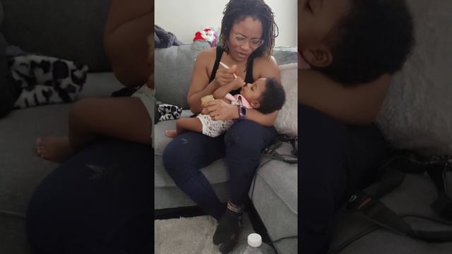 EMPTY SPOON VS A SPOON WITH FOOD / BABY REACT. смотреть онлайн