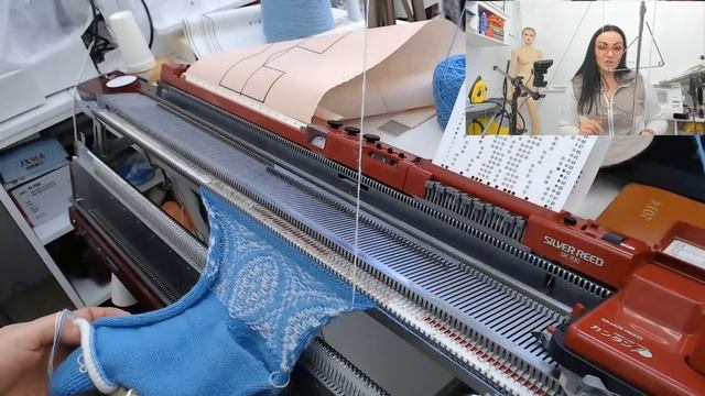 Вяжем двойные носки на однофонтурной вязальной машине смотреть онлайн