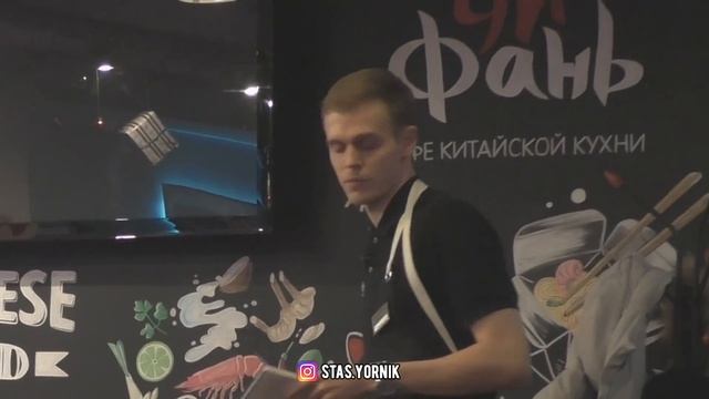 ПРАНК: ОФИЦИАНТ ДОВЁЛ ВСЕХ ГОСТЕЙ ( ПОДСТАВНОЙ ОФИЦИАНТ) смотреть онлайн
