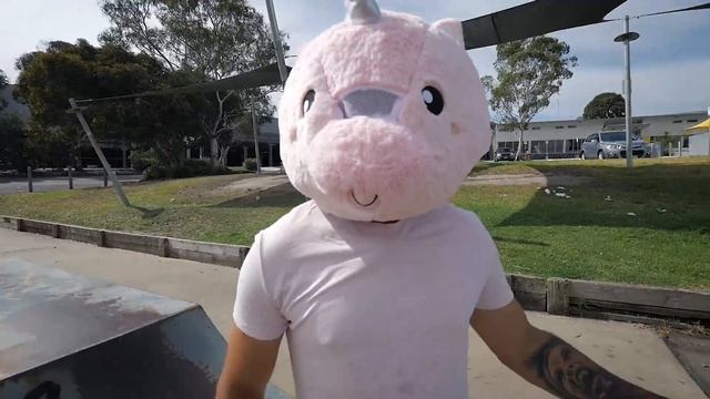 UNICORN RIDES A PRO SCOOTER смотреть онлайн