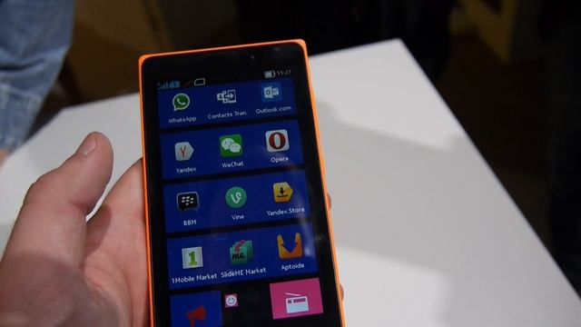 Nokia XL Hands On смотреть онлайн
