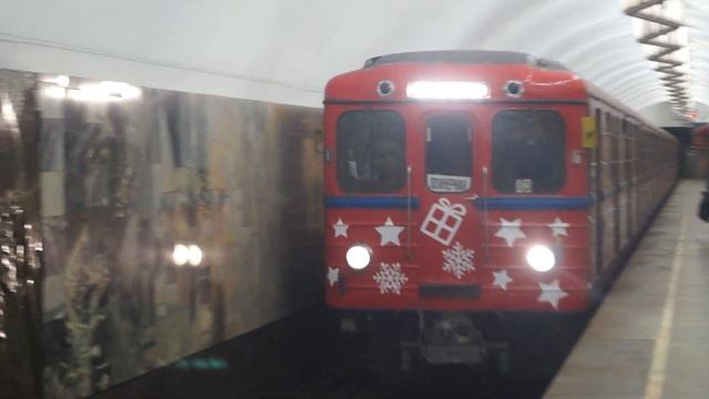 Еж3 "Новогодний поезд" на станции Баррикадная, Таганско-Краснопресненская линия смотреть онлайн
