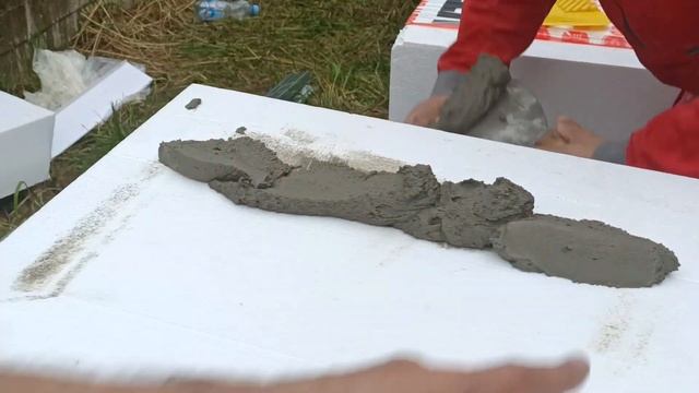 Обучаю рабочих заказчика правильно приклеивать пенопласт ППС16ф на фасады керамзитобетонного дома