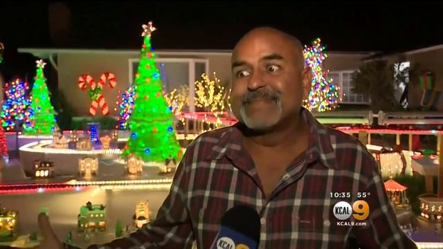 Costa Mesa Man Builds Elaborate 'Stanta's Village' On Front Yard смотреть онлайн