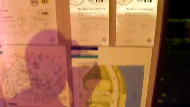 Автобусная остановка в Париже...