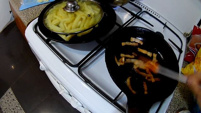 Жареная картошка с салом и луком на сковороде. Просто , вкусно и легко. смотреть онлайн