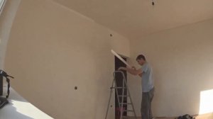 Пилим и приклеиваем карниз на потолок.