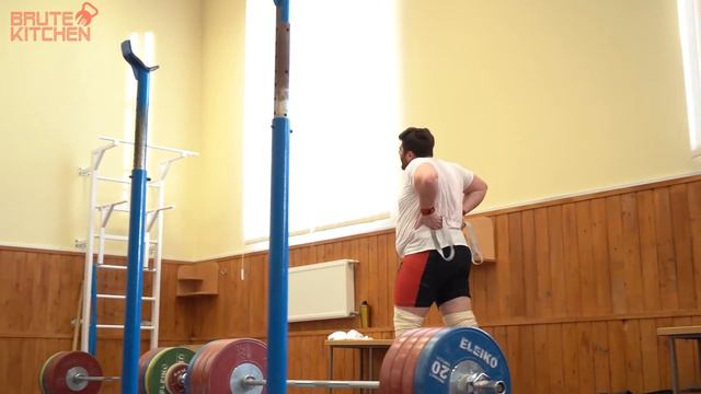 Lasha Talakhadze - Olympic Weightlifting Training. Heavy squats, clean and jerk. смотреть онлайн