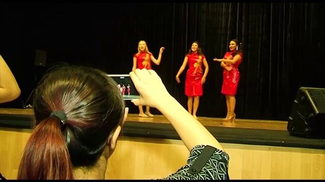 Китайские парни и русские девушки готовят международный танец смотреть онлайн