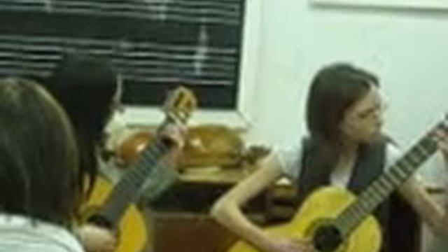 Классный дуэт гитаристок.Муз школа 2010 год №3 смотреть онлайн