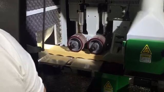 Четырехсторонний станок Beaver 523NC с ЧПУ шпинделем производит уникальный погонаж из дерева и МДФ смотреть онлайн