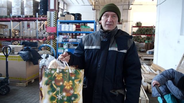 Новогодние подарки детям сотрудников смотреть онлайн