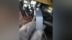 Как снимать и ставить гидравлические шланги рулевого дозатора.