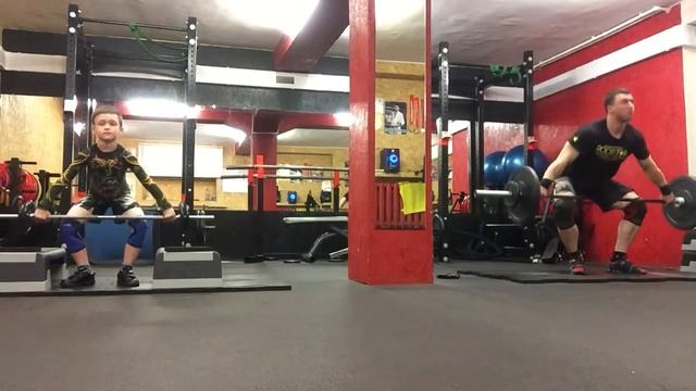 Маленький штангист и его отец.