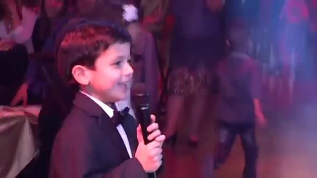 Дети поют песню для мамы