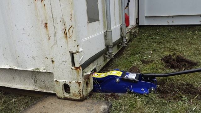 SHIPPING CONTAINER WORKSHOP - PART 1 LEVELLING смотреть онлайн
