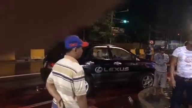 Phnom Penh: Drunk black man crashes Lexus into 2 motorbikes carrying pigs blood. смотреть онлайн