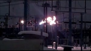 Мощная электрическая дуга на подстанции