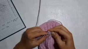 ВЯЖЕМ САМУЮ МОДНУЮ ДЕТСКУЮ ШАПКУ СПИЦАМИ. Шапка с помпоном. Шапка с косами. Мастер класс. Вязание .