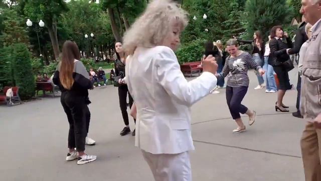 А Я УЗНАЛА ИНТЕРЕСНЫЙ МОМЕНТ! ТАНЦЫ В ПАРКЕ ГОРЬКОГО ХАРЬКОВ СЧАСТЛИВЫЕ ДНИ смотреть онлайн