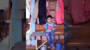 Приехал в гости к прадеду😁 Маленький мальчик поёт и играет на гармошке😉