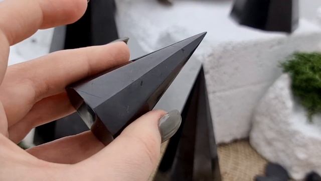 Пирамиды из шунгита полированные / Octahedral high polished shungite pyramid смотреть онлайн