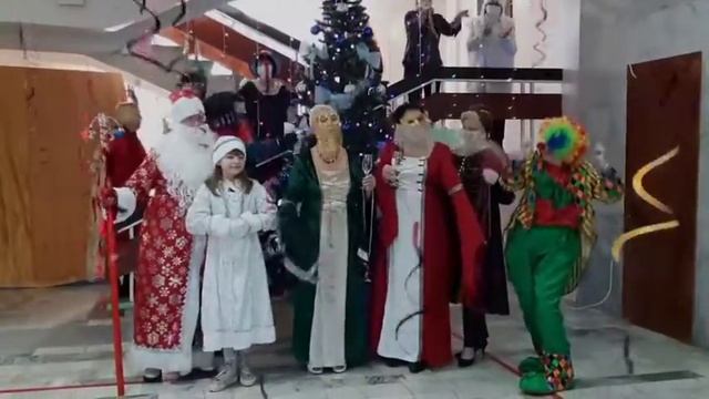 Центральная городская библиотека поздравляет пользователей библиотеки с наступающим Новым годом смотреть онлайн