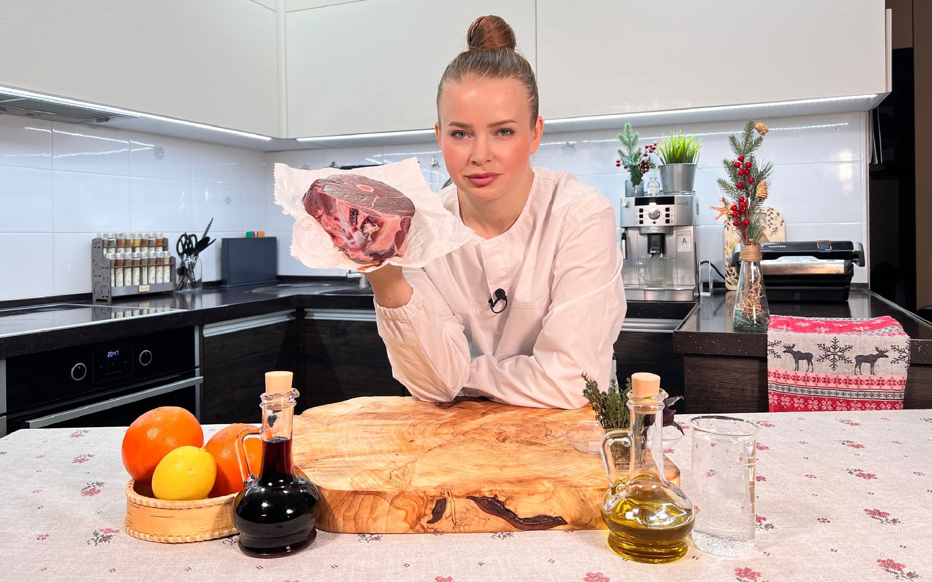 Готовлю оленину под брусничным соусом.