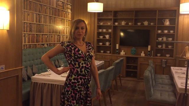 Платье с запахом по мотивам Дианы Фюрстенберг. Акцент на декольте, подчеркивающее талию смотреть онлайн