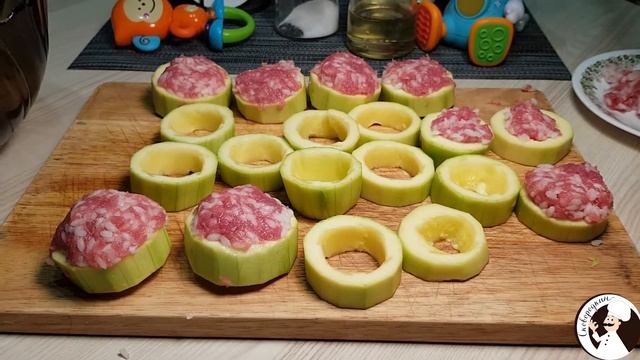 Фаршированные медальоны из кабачка под овощной заливкой. смотреть онлайн