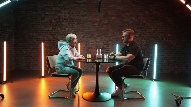Out of the Box | 9 Minuten Plank vs. 200 kg Bankdrücken: Oma Erika trifft auf Powerlifter Maxi смотреть онлайн
